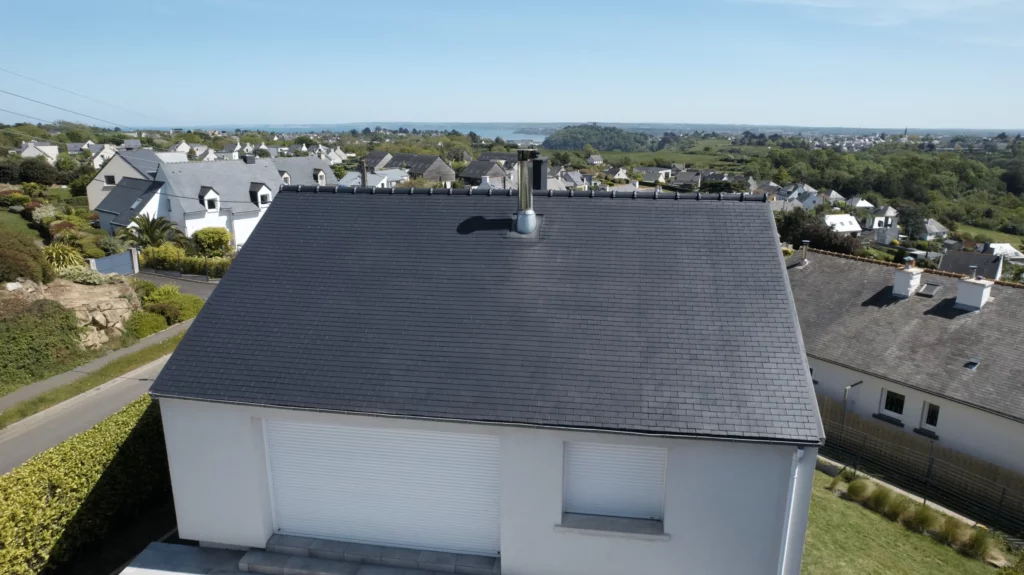 Toiture rénovée avec hydrofuge coloré à Plérin.