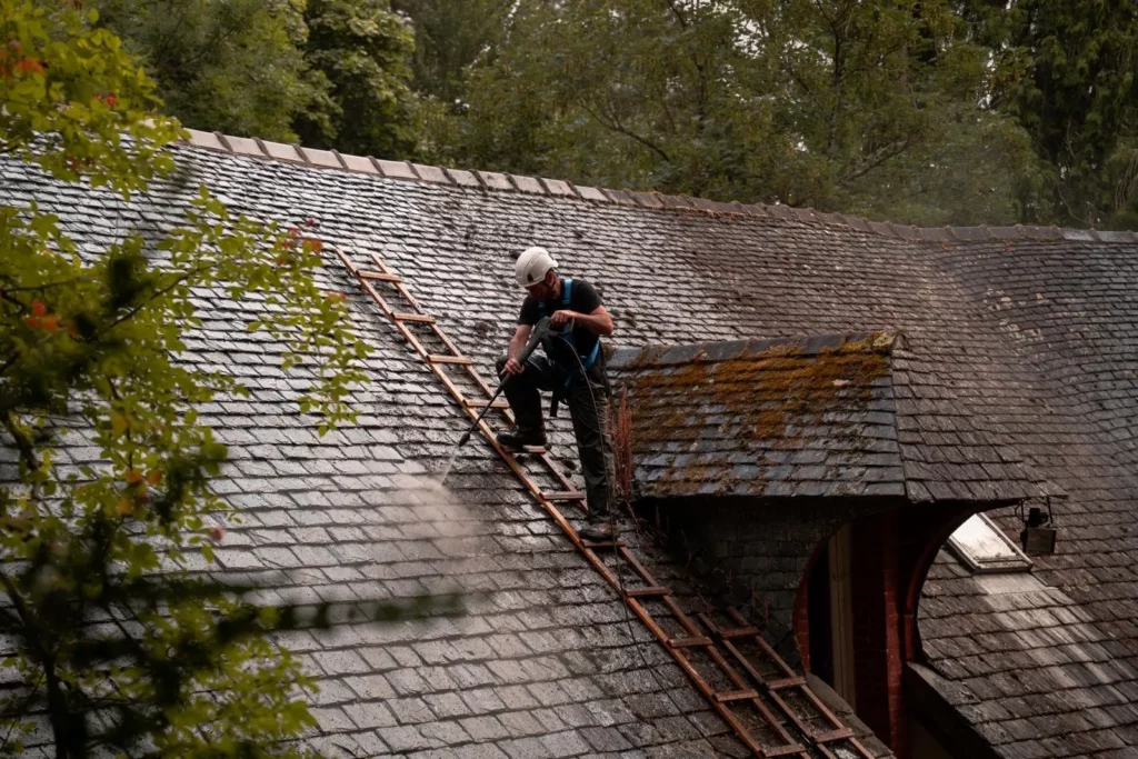 Nettoyage de toiture du Manoir du Kestellic à Plouguiel (22) - couvreur artisan Pordic Côtes-d'Armor
