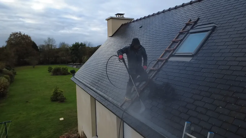Nettoyage de toiture et changement de Velux à Plœzec (22) - couvreur artisan Pordic Côtes-d'Armor