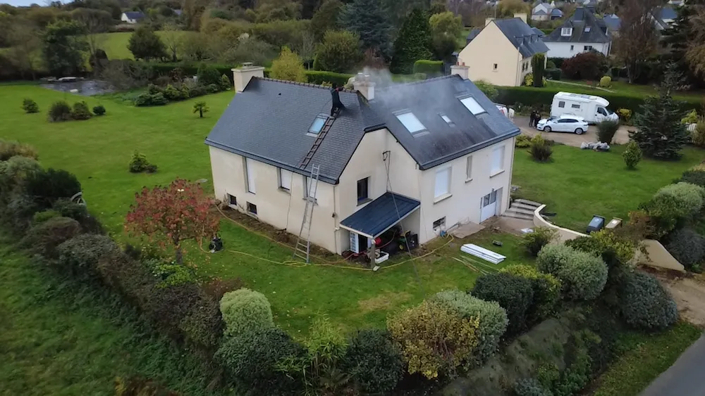 Résultat façade après nettoyage rénovation extérieure à Plœzec - artisan couvreur Côtes-d'Armor (22)