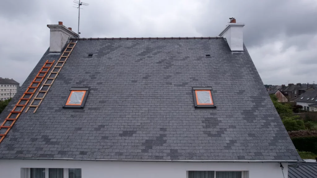 Toiture en ardoises rénovée et protégée avec un traitement hydrofuge coloré à Saint-Brieuc.
