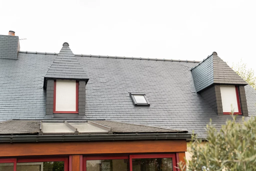 Vue d'ensemble de la toiture comme neuve après l'application de l'hydrofuge coloré à Langueux.