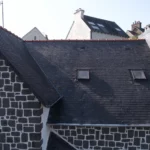 Zoom sur les fixations, les joints et le raccordement étanche de la nouvelle gouttière posée à Saint-Brieuc.