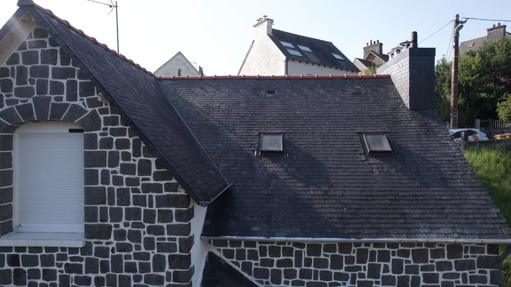 Zoom sur les fixations, les joints et le raccordement étanche de la nouvelle gouttière posée à Saint-Brieuc.