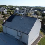 Toiture rénovée avec hydrofuge coloré à Plérin.