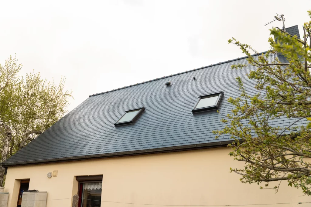 Gros plan sur la toiture protégée et colorée après le traitement hydrofuge par Armor Couverture 22 à Langueux.