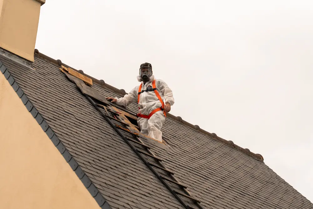 Équipe de couvreurs sur chantier d'isolation thermique combles perdus à Trégeux près de Saint-Brieuc