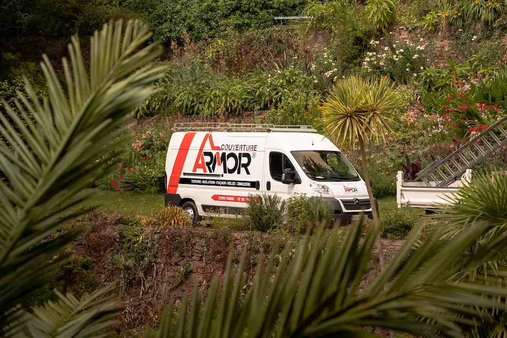 Camion de chantier couvreur au Manoir du Kestellic à Plouguiel (22) - entreprise toiture Pordic Côtes-d'Armor