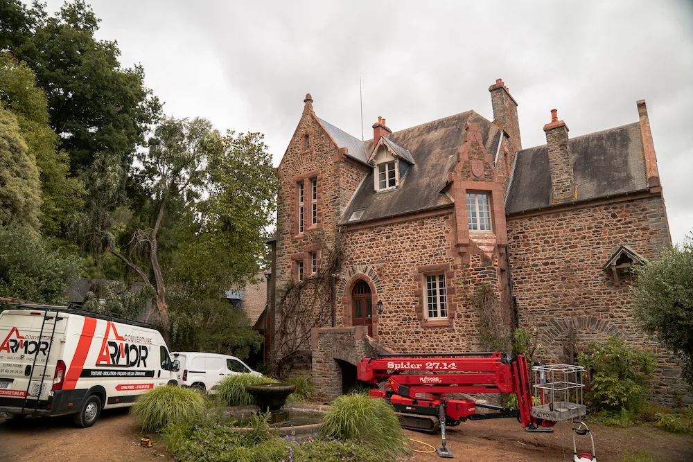 Nettoyage complet des façades du Manoir du Kestellic à Plouguiel (22) - couvreur artisan Pordic Côtes-d'Armor