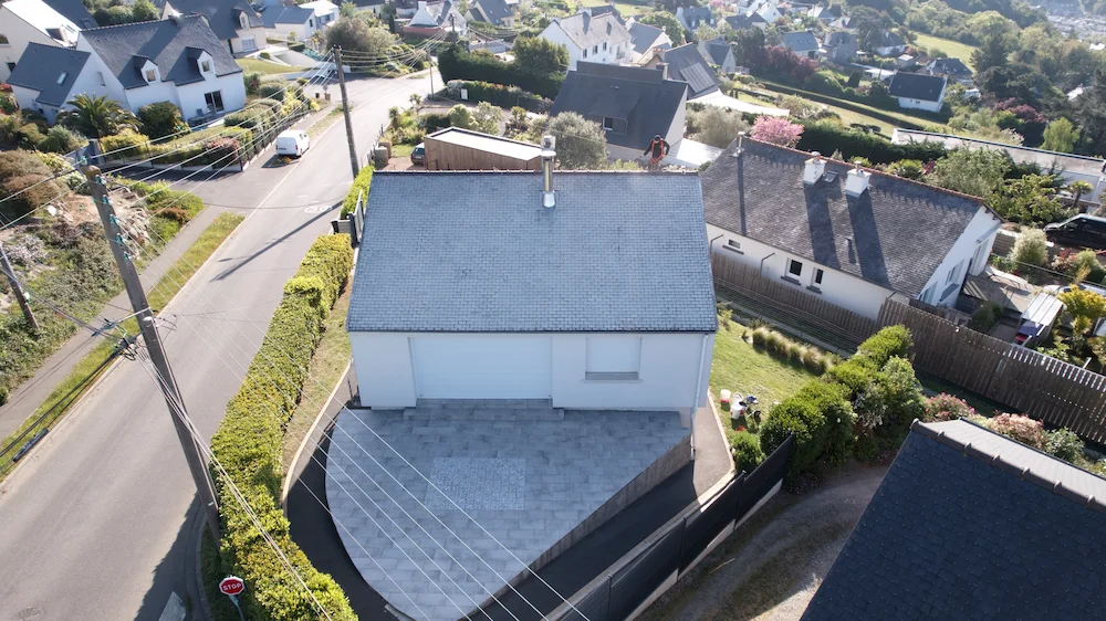 Toiture poreuse et sale avant travaux à Plérin.
