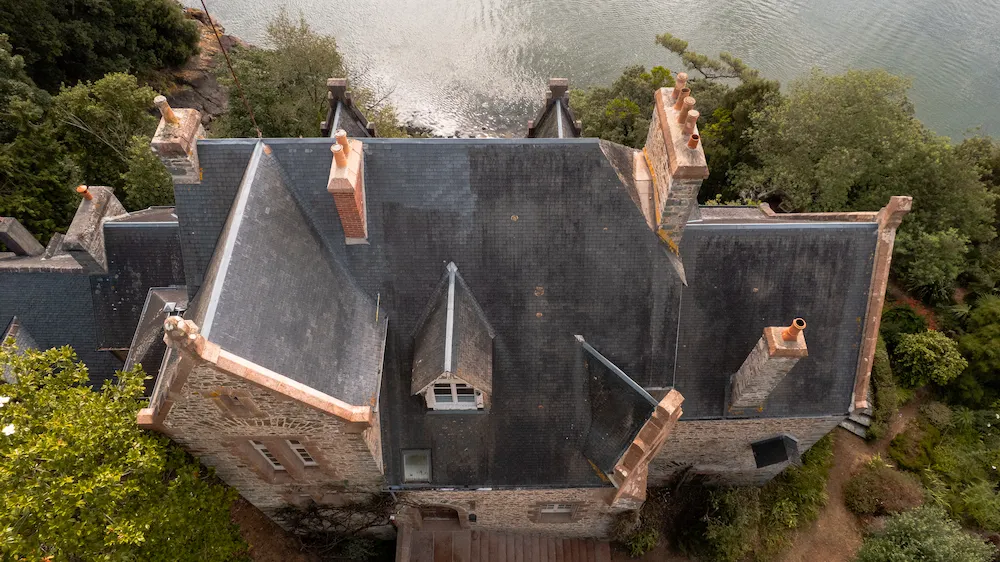Nettoyage de toiture au Manoir du Kestellic à Plouguiel (22) - couvreur Pordic Côtes-d'Armor