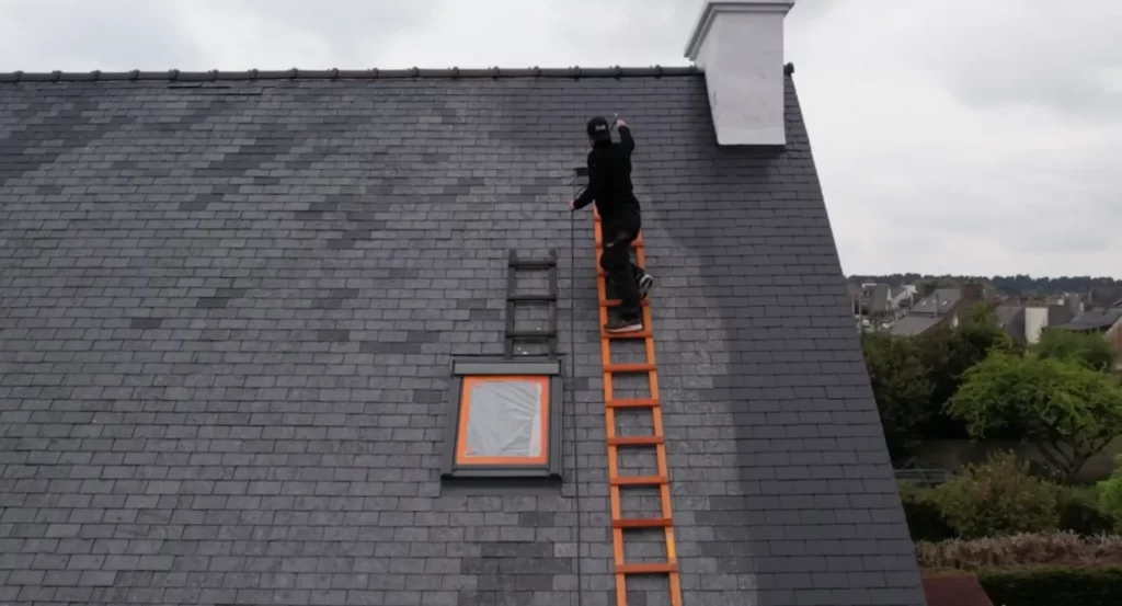 Application d'un hydrofuge de toiture coloré gris ardoise sur une maison à Saint-Brieuc par l'entreprise Armor.