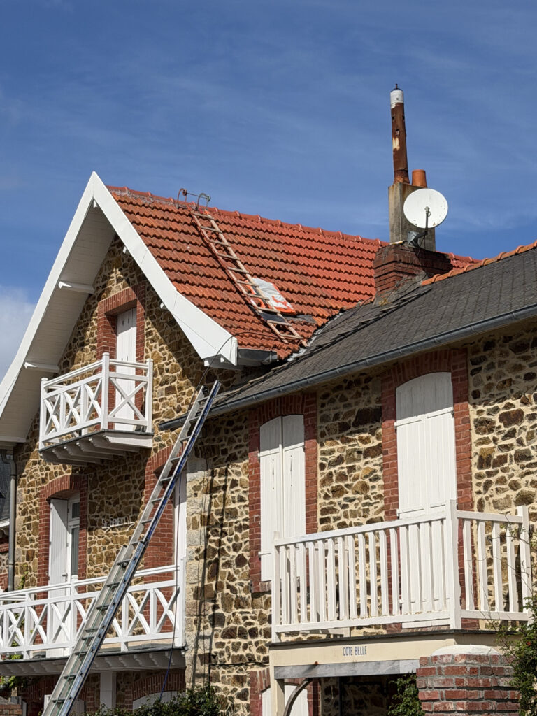 Toiture en tuiles béton ternies, poreuses et envahies par la mousse avant le traitement hydrofuge à Saint-Brieuc.