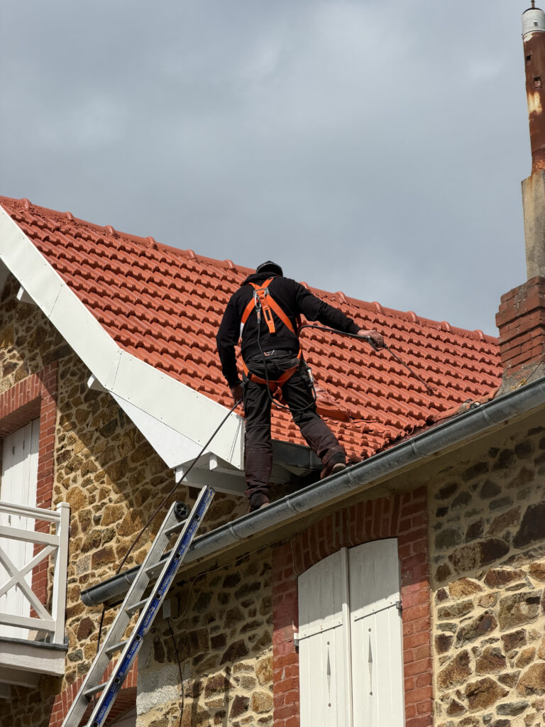 Application de l'hydrofuge coloré sur une toiture en tuiles par l'entreprise Armor Couverture 22 pour une rénovation complète.