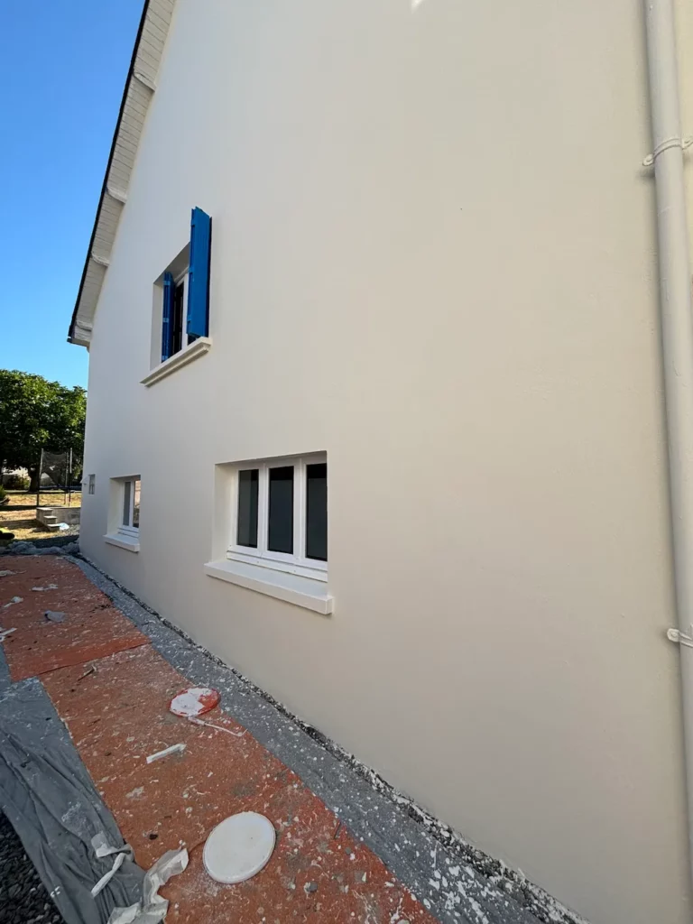 Zoom sur la qualité des finitions et de l'enduit de façade après le traitement hydrofuge d'une maison à Binic.