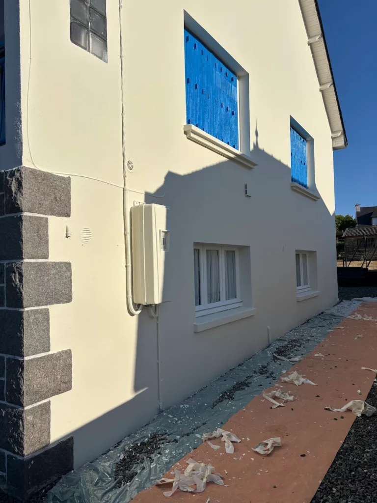 Maison avec une façade parfaitement rénovée et propre après un ravalement complet à Binic.