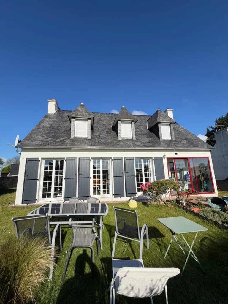 Toiture avec mousse et lichens avant nettoyage et traitement hydrofuge à Perros-Guirec.