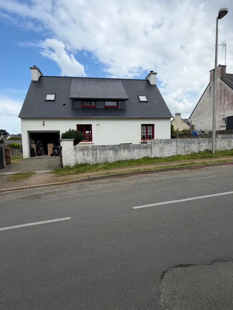 Découvrez notre réalisation à Perros-Guirec : nettoyage complet, traitement hydrofuge de toiture et pose de gouttières en zinc neuves par Armor Couverture 22. Expertise, durabilité et esthétique pour votre maison sur la Côte de Granit Rose. Devis gratuit au 07 45 09 09 05.