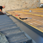 Installation de panneaux bac acier en rénovation de toiture à Saint-Brieuc.