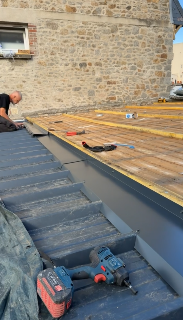 Installation de panneaux bac acier en rénovation de toiture à Saint-Brieuc.