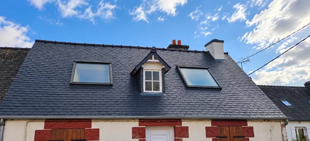 Maison traditionnelle en Bretagne après réfection complète de la toiture : nouvelle couverture en ardoise naturelle