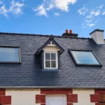 Maison traditionnelle en Bretagne après réfection complète de la toiture : nouvelle couverture en ardoise naturelle