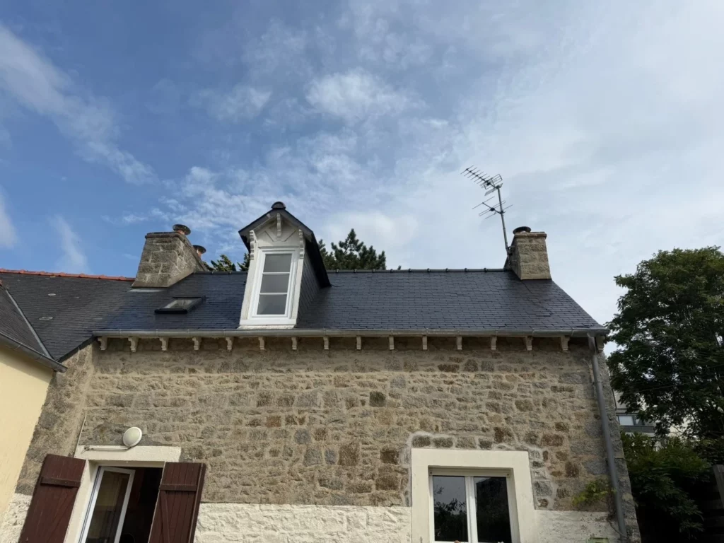Vue d'ensemble d'une toiture rénovée et débarrassée de ses mousses à Saint-Brieuc.