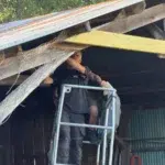 Pose d'un étayage de sécurité en urgence sur une charpente dont l'entrait est endommagé par Armor Couverture 22.