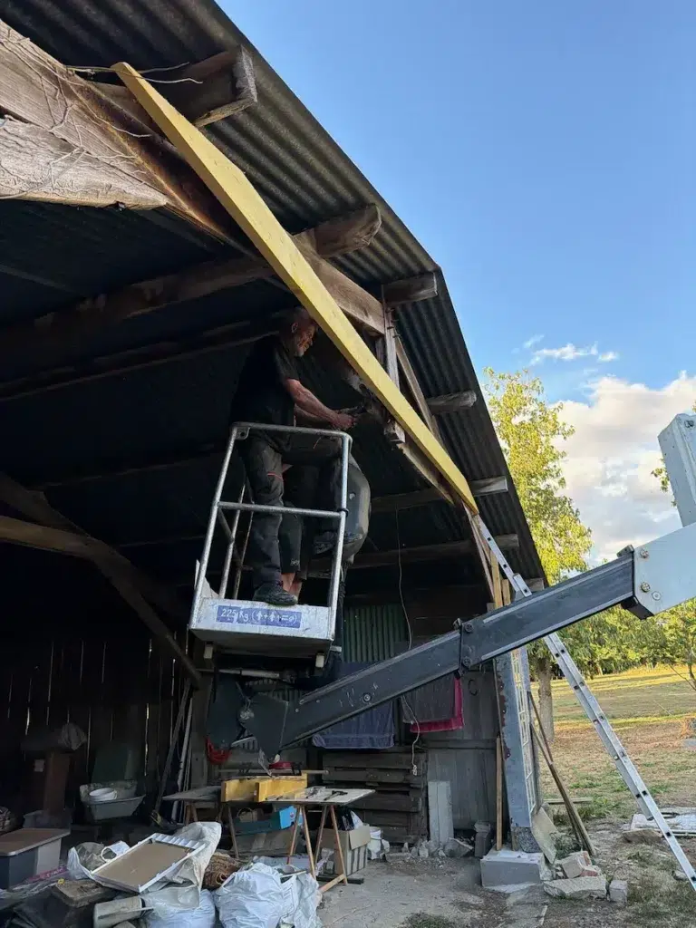 Vue du nouvel entrait en bois massif installé pour consolider la charpente d'une maison.