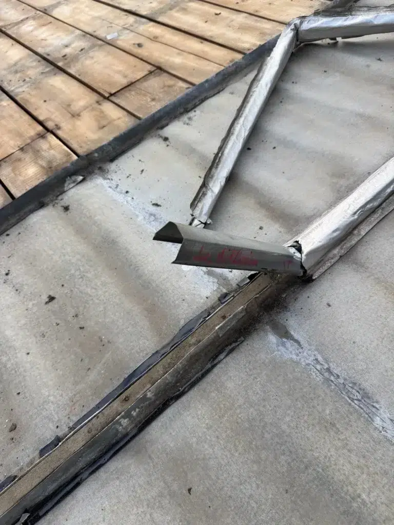 Pose de tôles en bac acier pour remplacer une toiture en zinc usée à Saint-Brieuc.