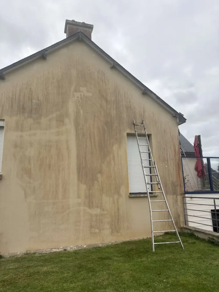 Façade maison avant nettoyage et rénovation extérieure à Plœzec (22) - couvreur Pordic