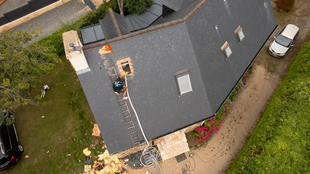 Isolation des combles perdus en ouate de cellulose à Ploufragan - vue d'ensemble du chantier