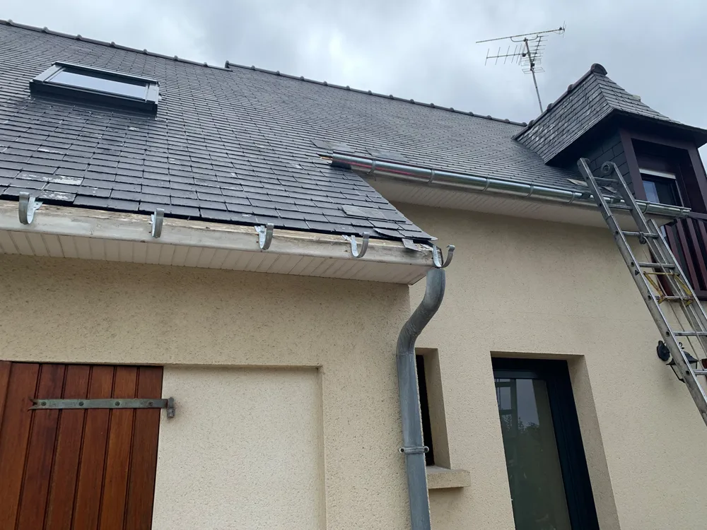 Remplacement de gouttières en zinc à Saint-Brieuc (avant travaux) en janvier 2025