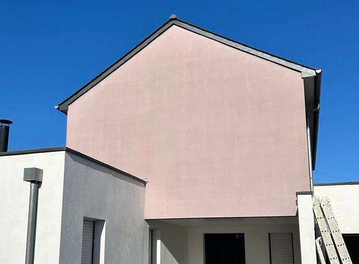 Traitement hydrofuge d'une façade à Binic-Étables-sur-Mer (avant travaux) en janvier 2025